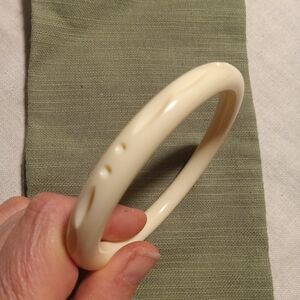 Splendette Narrow Duchess Heavy Carved Bangle- Cream